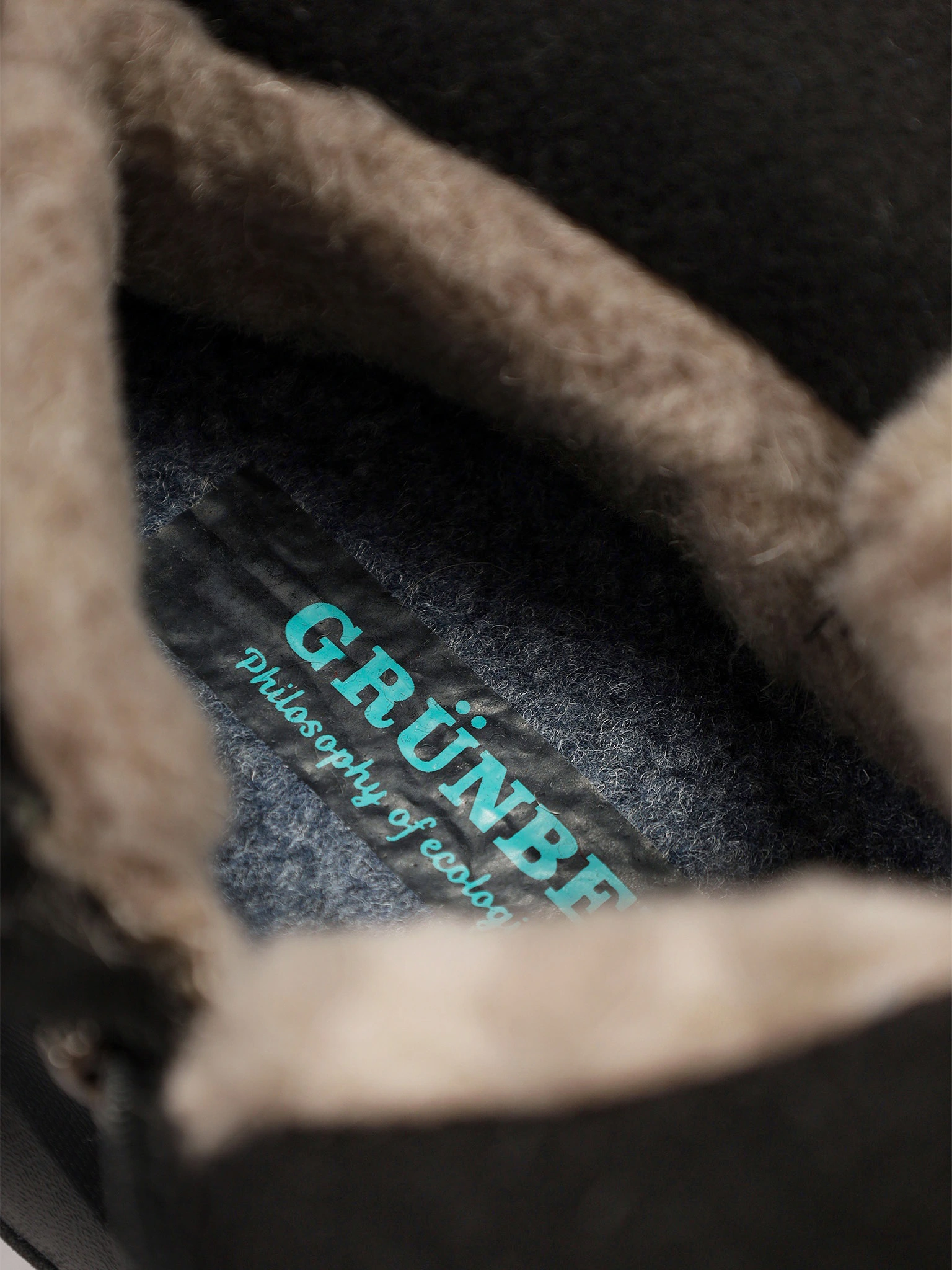 Дутики текстильные черного цвета на средней подошве